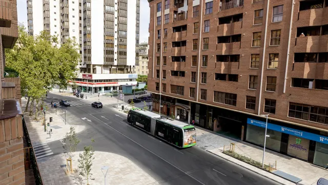 Amplia Vivienda en Avenida César Augusto con Garaje — 38