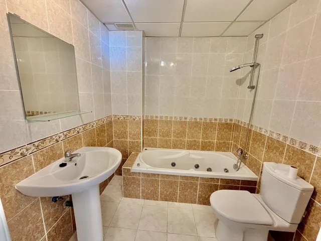 Ático dúplex de dos dormitorios con vistas al mar en Benalmádena, Costa del Sol — 16