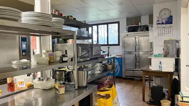 Venta de restaurante y fábrica de embutidos — 28