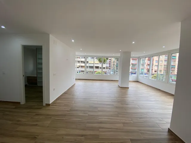 Reformado apartamento en primera línea de Torrevieja con vistas laterales al mar y piscina — 3