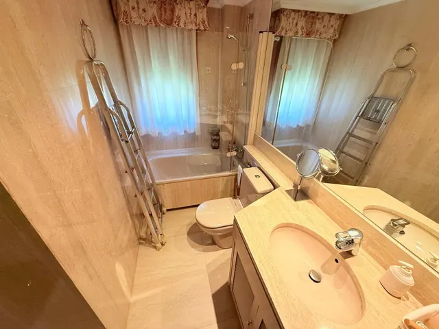 Venta Pleno Dominio Amplio piso luminoso de 216 m2 en urbanización con piscina y vigilancia 24h · Aravaca — 12
