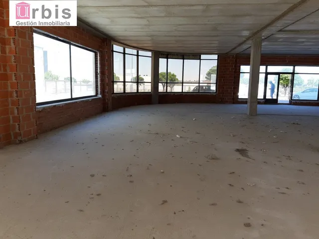 Urbis ofrece amplio local en venta/alquiler en Salamanca — 2