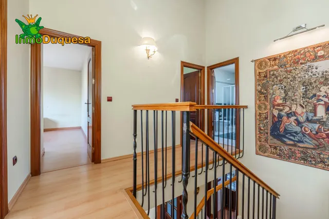 CHALET dividido en dos viviendas con piscina y zona ajardinadas. — 19