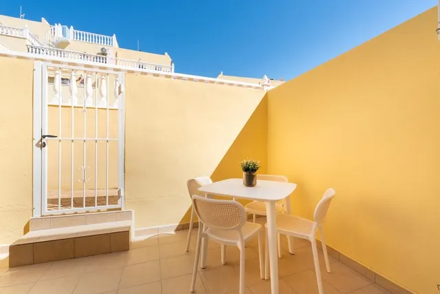 Encantadora vivienda reformada con terrazas, patio privado y piscina comunitaria — 17