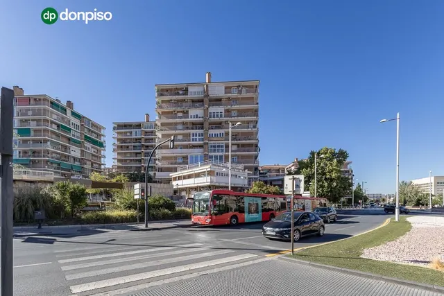 PISO REFORMADO CON VISTAS PANORÁMICAS A UN PASO DEL CENTRO DE GRANADA — 38