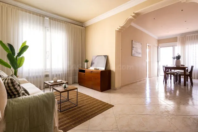 CASA ADOSSADA UNIFAMILIAR CON GARAJE EN LA CREU ALTA