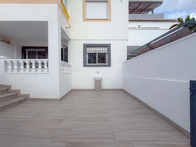 Espectacular bungalow reformado, con amplia terraza y parking para coche dentro de la parcela, en urbanización exclusiva con piscina comunitaria — 5