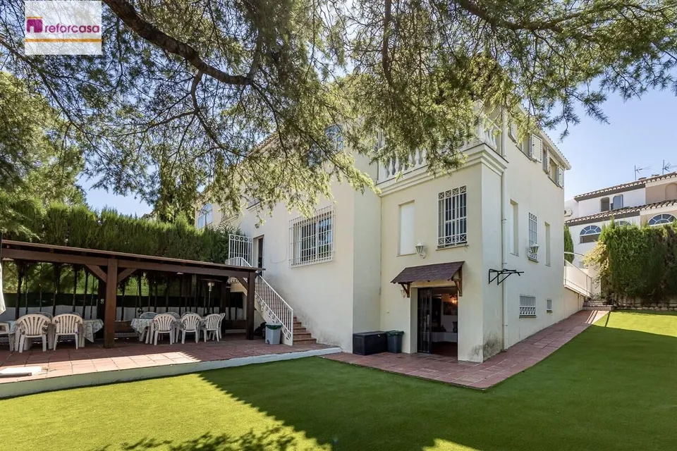 CASA PAREADA EN LA ZUBIA CON PISCINA, ZONA DE BARBACOA Y JARDÍN