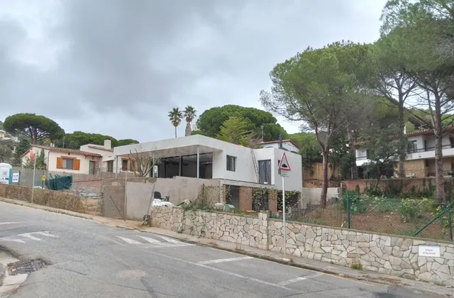 Magnífica Casa de Obra nueva rodeada de Pinos, con psicina y - foto 2