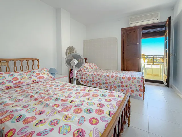 Espectacular ático con amplia terraza y excelentes vistas panorámicas y a la piscina comunitaria (350 metros playa) — 27