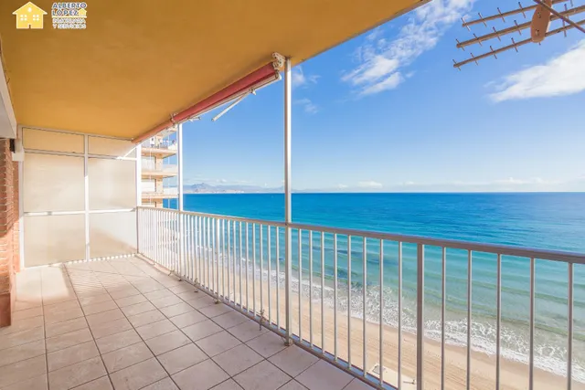 Apartamento en venta en primera línea de playa en Los Arenales del Sol, la propiedad está afectada por la Ley de Costas — 11