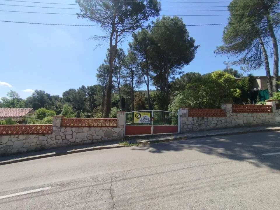 TERRENO URBANO, LLANO, CON MURO Y AGUA IDEAL PARA CONSTRUIR