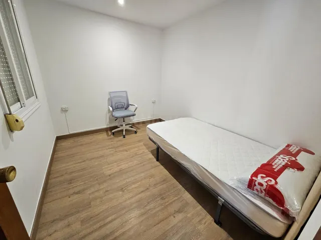 Amplio piso de cuatro habitaciones disponibles perfecto para