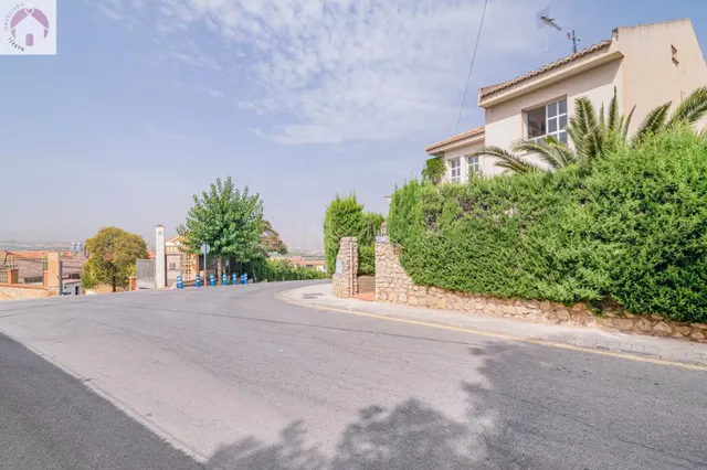 Chalet independiente en esquina en una zona muy buena de Hué - foto 4