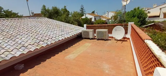 Alquiler anual  Chalet en zona Santa Lucía, con amplia parcela y todas las comodidades — 41