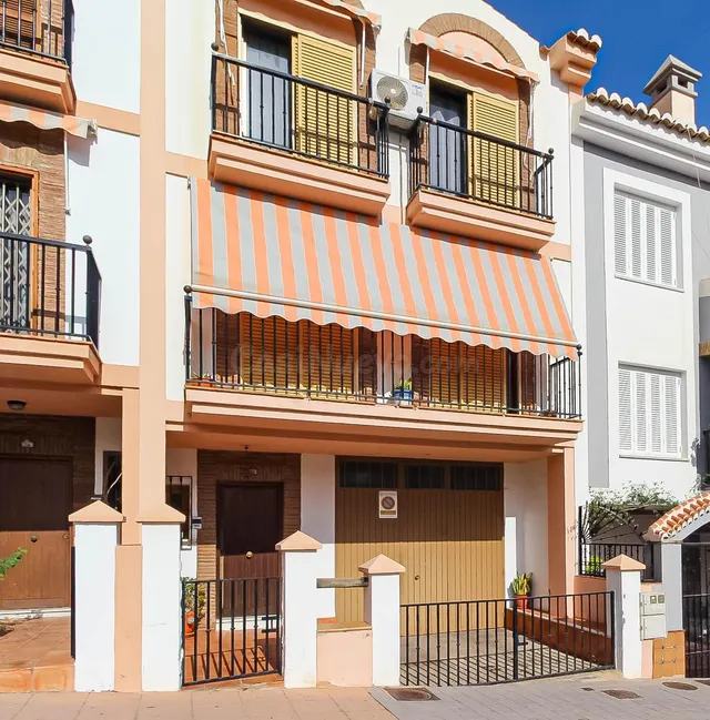 CASA ADOSADA CON GARAJE - foto 3