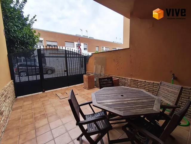 Casa adosada de dos plantas en La Rinconada: espacio, luz y comodidad para tu familia — 21