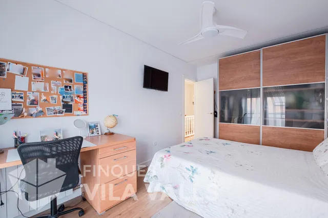 Casa esquinera con jardín privado y estilo inigualable — 34