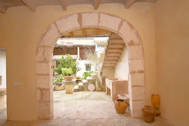 Fantástica casa de pueblo con garaje, patio y acceso por dos - foto 2
