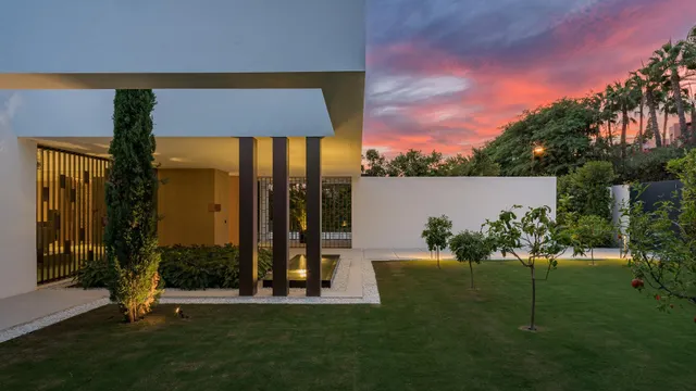 Sofisticada villa con vistas al mar en la Milla de Oro, Marbella — 42