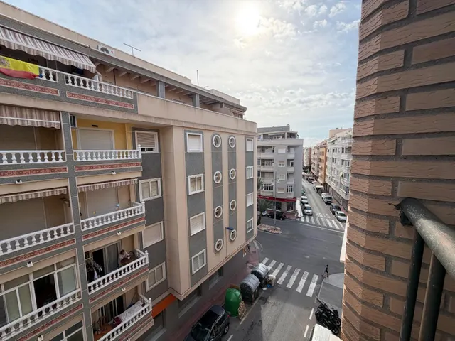 ¡Apartamento de tres dormitorios y amplia terraza al sur cerca de la playa, en Avenida de Habaneras! Torrevieja — 19