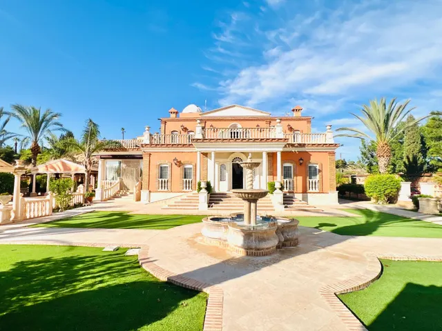 Villa señorial de lujo con arquitectura clásica en Elche
