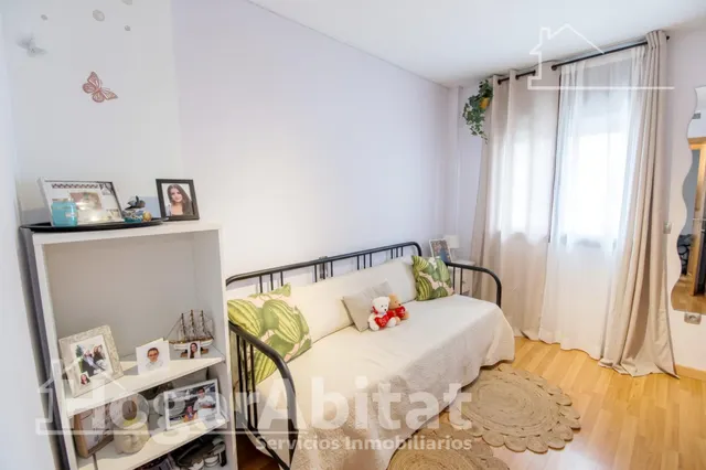Vive con el confort de un residencial con piscina en este luminoso piso con balcón — 8