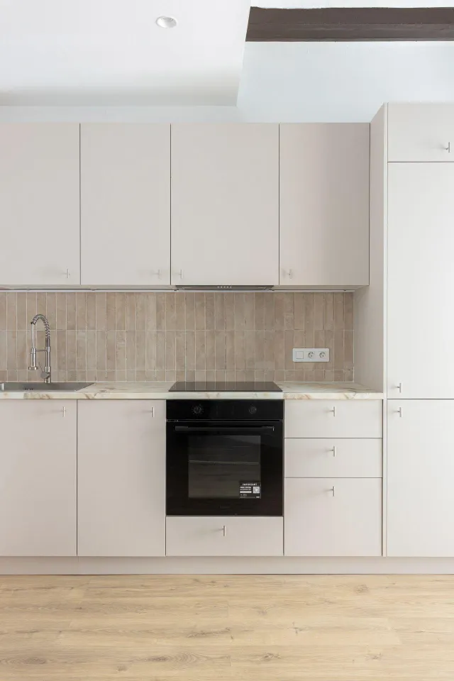 Piso reformado con 2 dormitorios y mobiliario a estrenar en el Raval, Barcelona — 11