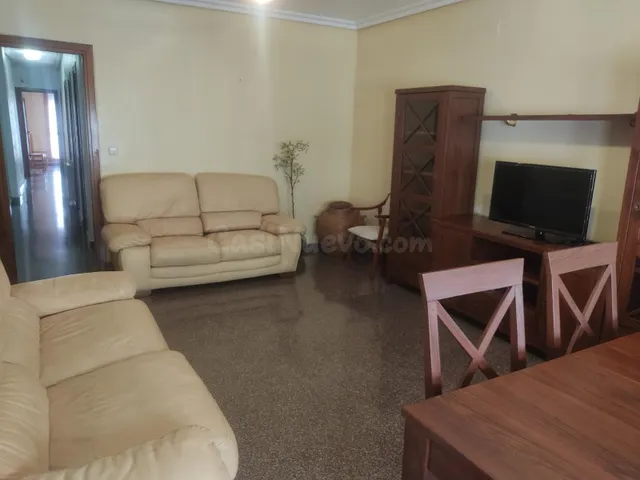 VIVIENDA DE 4 DORMITORIO Y AMPLIO PATIO EN CALLE ANICETO COL - foto 4