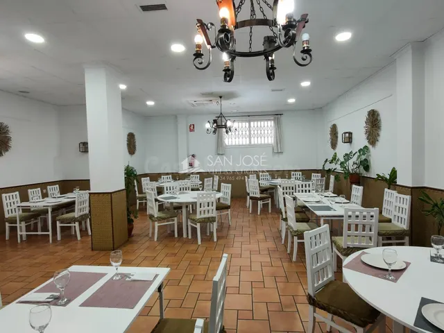 SE VENDE LOCAL CON RESTAURANTE EN PLENO FUNCIONAMIENTO DEMOS