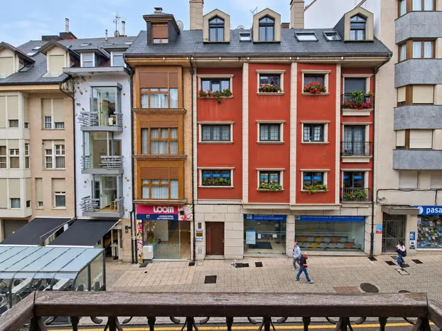 Piso con garaje, balcón y salón en dos alturas en la calle rosal, Oviedo — 40