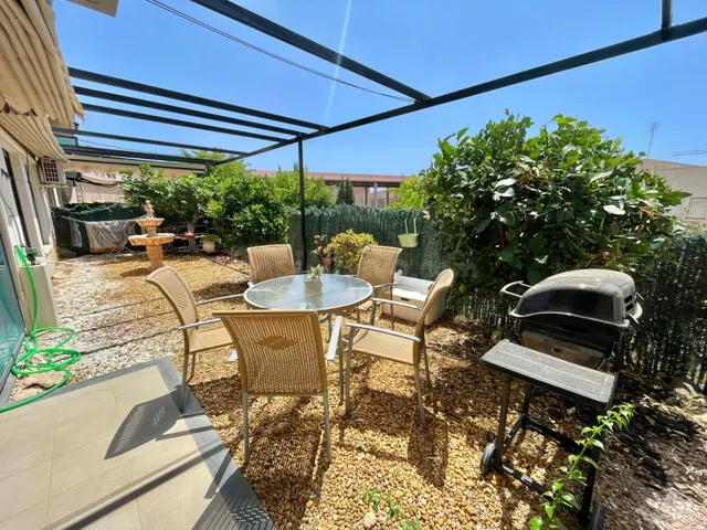 Planta baja de 2 dormitorios con amplio jardín privado, pisc