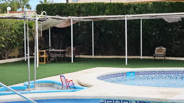 Apartamento rentable en Torrevieja con piscina y vistas al mar — 18