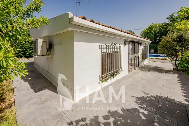 Casa en una planta con pabellón de invitados, piscina y garaje – Parcela 1.180 m2 — 12