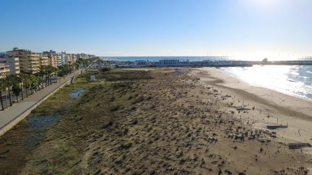 Vivir frente al mediterráneo: exclusivo piso en primera línea de mar en calafell — 31