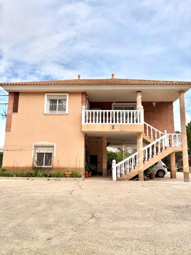 Chalet independiente con parcela de 930 m2, piscina y bajo a