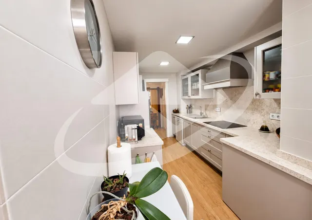 Impresionante Piso Reformado en Sabadell con Vistas y Comodidades — 11
