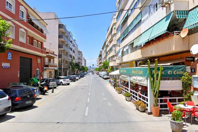 Apartamento céntrico y espacioso (89 m2 - 2.ª planta) con 4 dormitorios, balcón orientado al sur y a tan solo 550 m de la playa. — 44