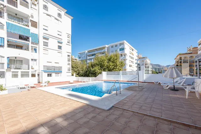 Piso familiar de 4 dormitorios con dos terrazas y piscina en el centro de Fuengirola — 6