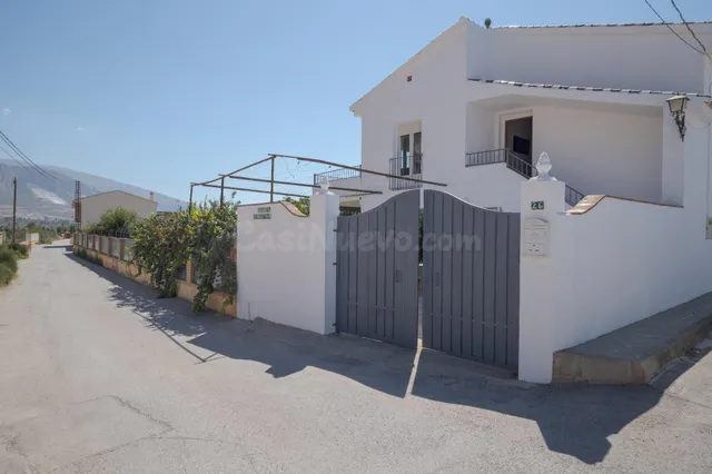 GRAN PARCELA CON VIVIENDA UNIFAMILIAR, 3 APARTAMENTOS, PISCI - foto 3