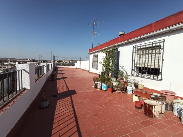 El verdadero lujo en el Realejo es tener tu propia cochera y compartir el edificio con un solo vecino. — 18