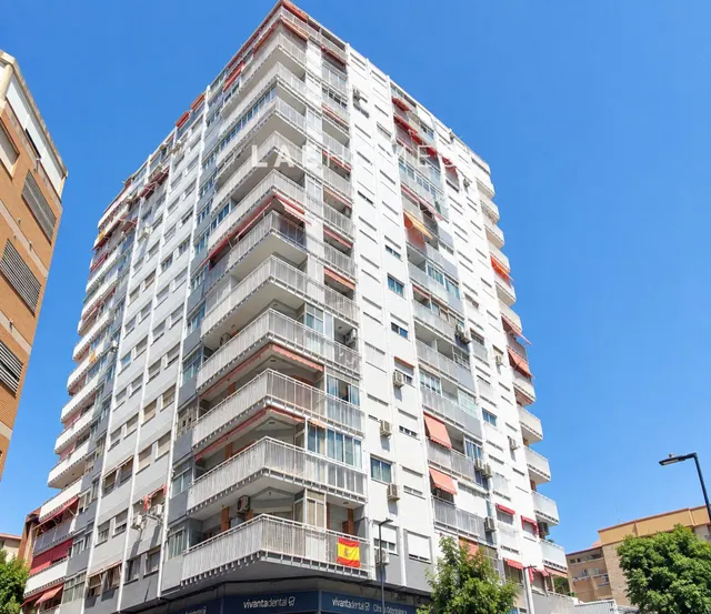Vivienda reformada en 11ª planta con vistas panorámicas — 26