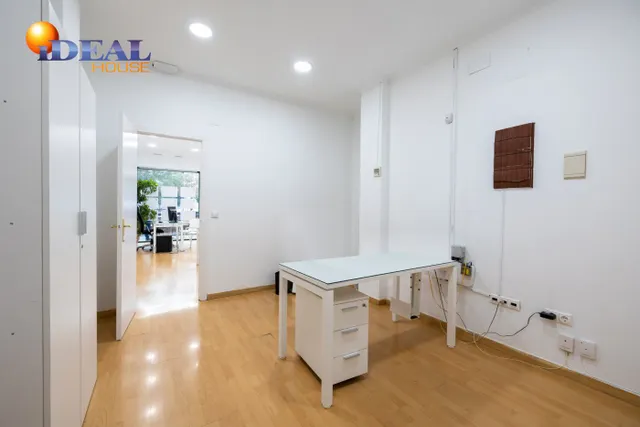 A9508K2. Local comercial en Avda. Madrid, frente a la antigua Facultad de Medicina. — 8
