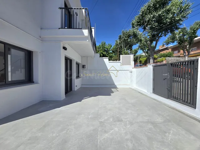 Vivienda esquinera reformada con terrazas y vistas al mar - foto 2