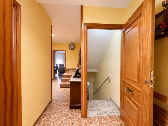 Amplia casa con garaje, terraza y múltiples posibilidades en - foto 4