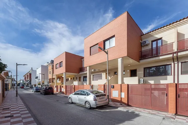 Amplia casa de 182 m2 con patio, gran sótano y a menos de 5 minutos del metro — 31