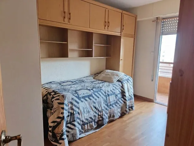 Gamarra Iturregui Consultores Inmobiliarios pone a su disposición este espacioso y luminoso piso con 3 habitaciones, 1 baño, cocina independiente, salón comedor, trastero, ascensor y garaje — 10