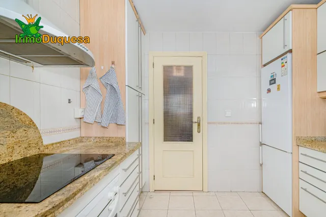 Piso de 4 dorm. con ascensor y Plaza de aparcamiento. Avda. de Madrid. — 26