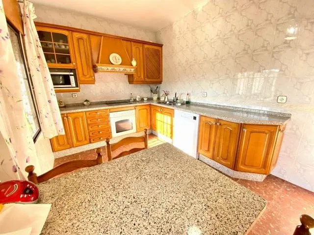ZONA LAS QUEMADAS - Parcela de terreno de 930 m2 con casa de - foto 3