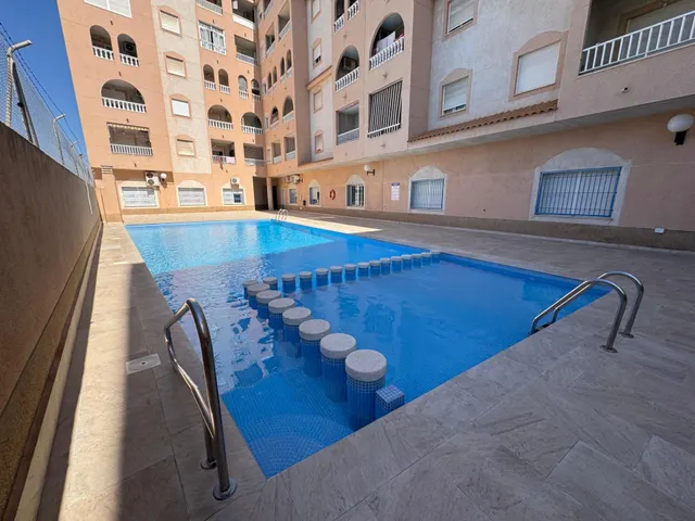 Apartamento totalmente reformado con piscina comunitaria — 20